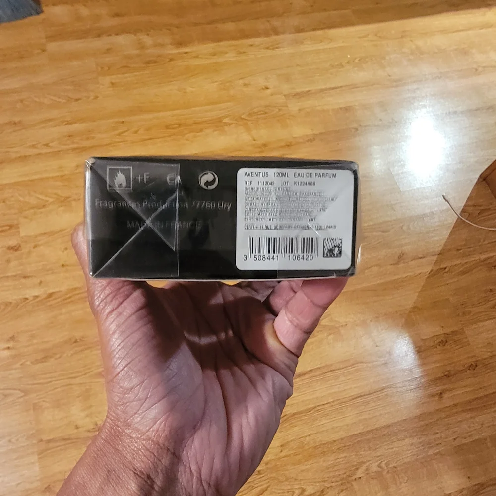 Creed Aventus Eau de Parfum Spray - Black & Silver Box 125ml 4.0 Oz - Picture 3 of 4